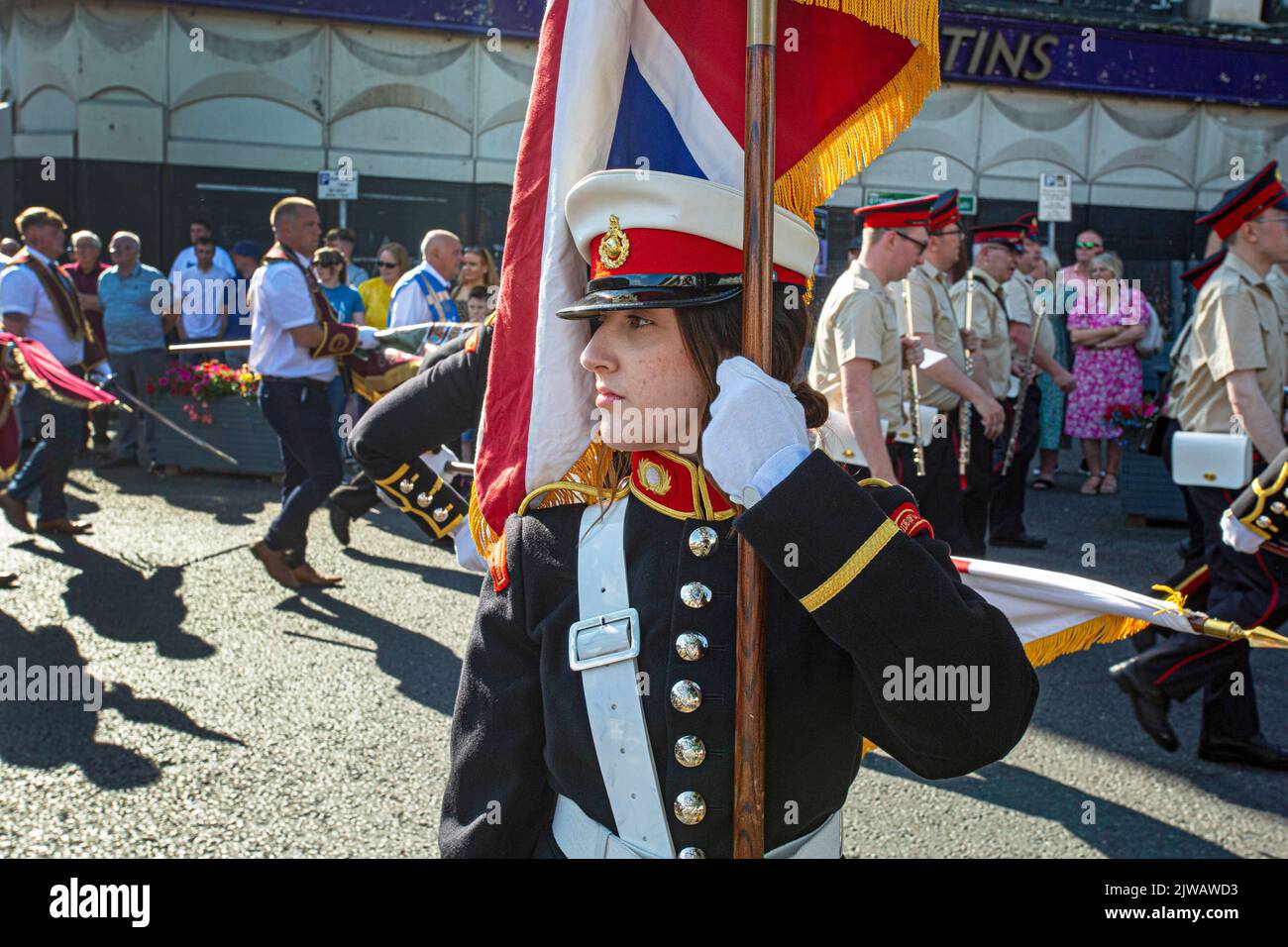 Londonderry, Großbritannien. 13 August 2022. Pride of Ballinran Flute Band aus Kilkeel in Co. Down Parade entlang der Wände von Derry . Stockfoto