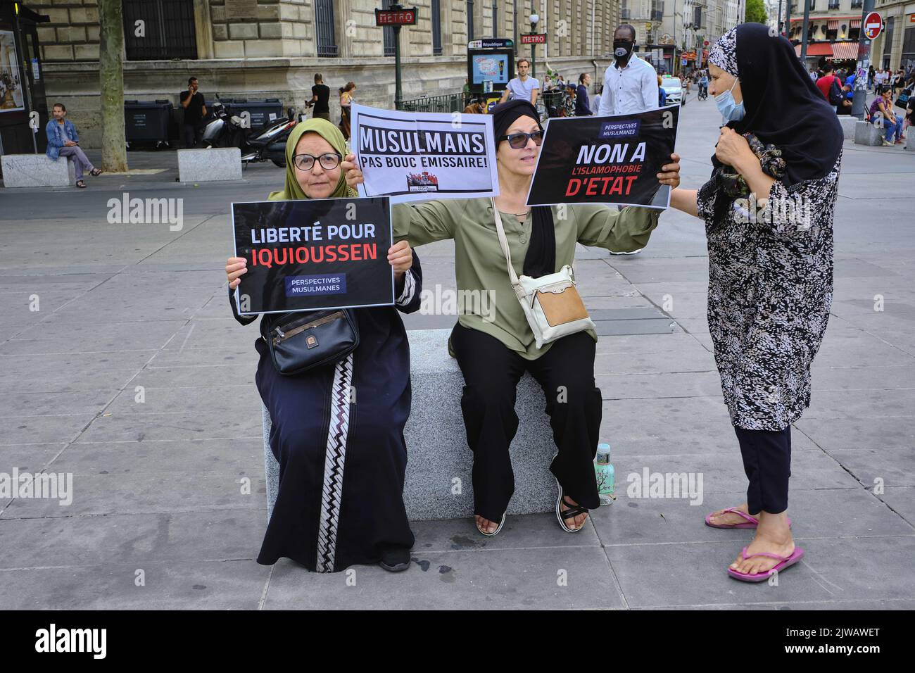 Paris, Paris, FRANKREICH. 3. September 2022. Die Befürworter von Hassan Iquioussen, einem umstrittenen französischen muslimischen Prediger, versammeln sich auf dem Place de la Republique in Paris, um die Entscheidung des französischen Innenministers Gerald Darmanin zu verurteilen, den muslimischen Geistlichen wegen seiner radikalen Ansichten über Homosexualität und juden auszuweisen. Die von der Organisation organisierte Kundgebung Perpectives musulmanes beschuldigt die französische Regierung der Islamophobie und der Selektivität, wenn es um die Behandlung von muslimen in Frankreich geht. Der Imam ist seit der Entscheidung, ihn zu vertreiben, verschwunden und ist nun Gegenstand einer internationalen Stockfoto
