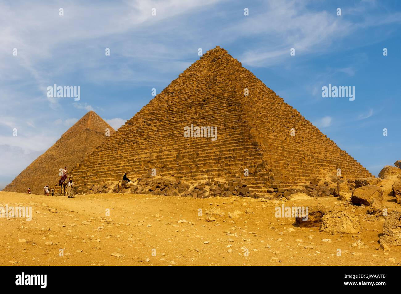 Die Pyramiden der Pharaonen Khafre und Menkaure auf dem Gizeh-Hochplateau, Teil des Memphis UNESCO-Weltkulturerbes, Kairo, Ägypten Stockfoto