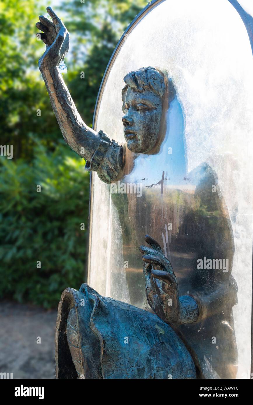 Alice durch die Glasskulptur von Jeanne Argent auf dem Gelände von Guildford Castle, Guildford, Surrey, England, Großbritannien Stockfoto