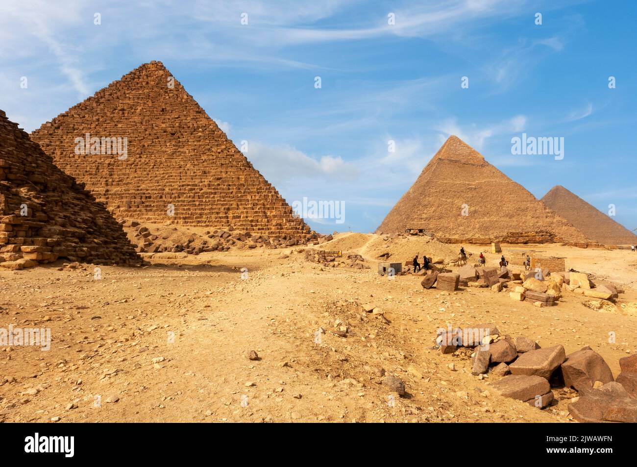 Das Gizeh-Hochplateau in Kairo mit der Großen Pyramide von Khufu und den Pyramiden von Khafre und Menkaure, UNESCO-Weltkulturerbe, Ägypten Stockfoto