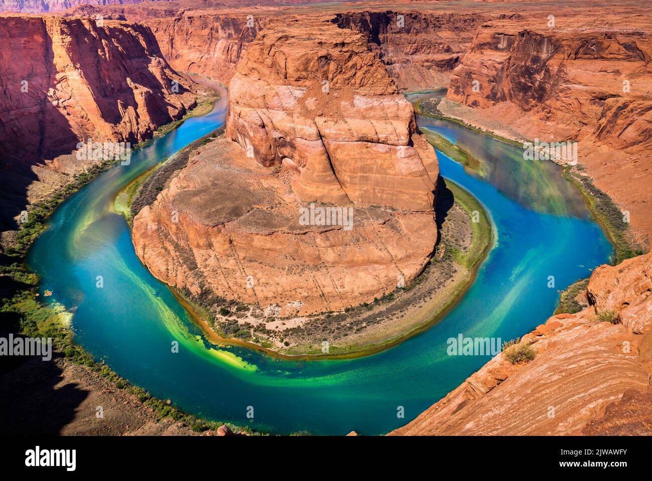 Hufeisenbogen über dem smaragdgrünen Colorado River bei Sonnenuntergang, Page, Arizona, USA Stockfoto