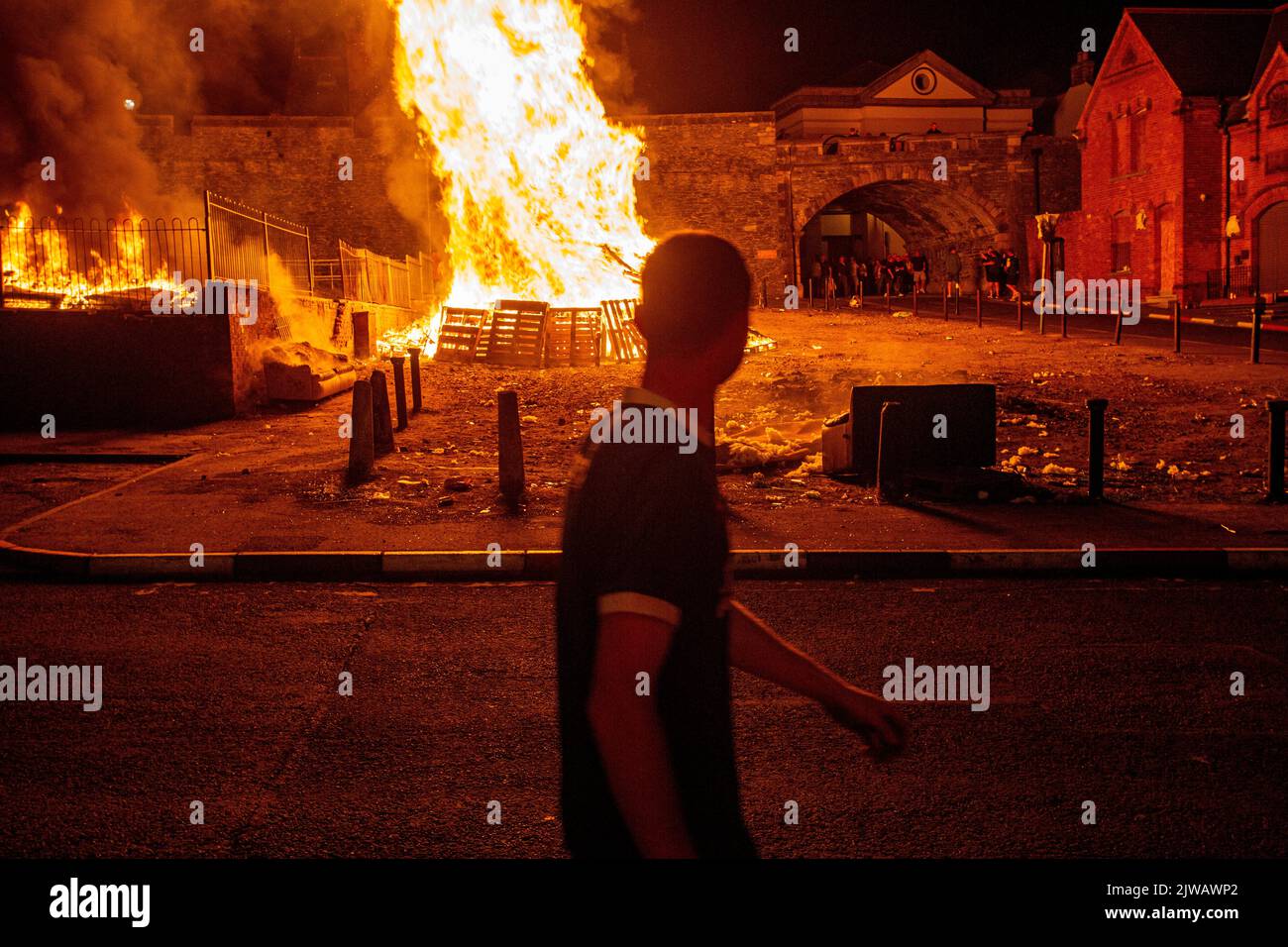 Loyalistisches Lagerfeuer im protestantistischen Fountain Estate, Derry, Londonderry, Nordirland Stockfoto