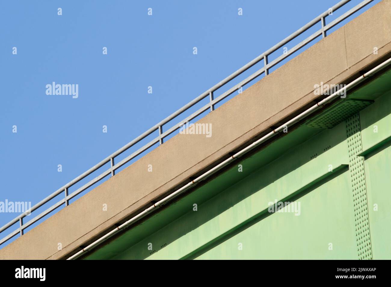 Ein Abschnitt einer Autobahnbrücke Stockfoto