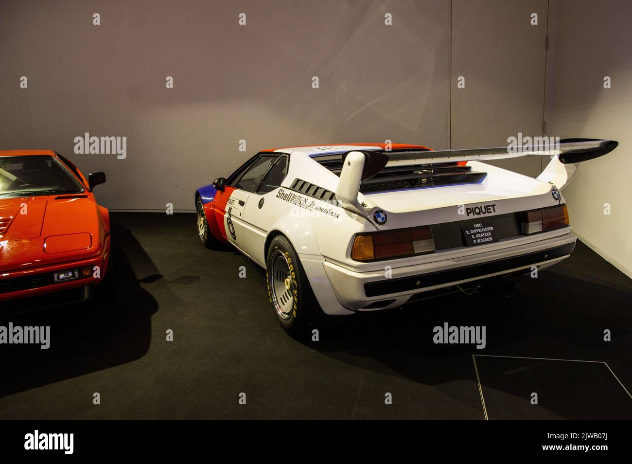 München, Deutschland - Juli 7 2022: Historische Sammlung von BMW Rennsport, Sport, Klassik, Konzeptautos und Motorrädern. Innenraum des Automobilmuseums. Dauerausstellung der ersten Autos und Elektrokonzepte Stockfoto