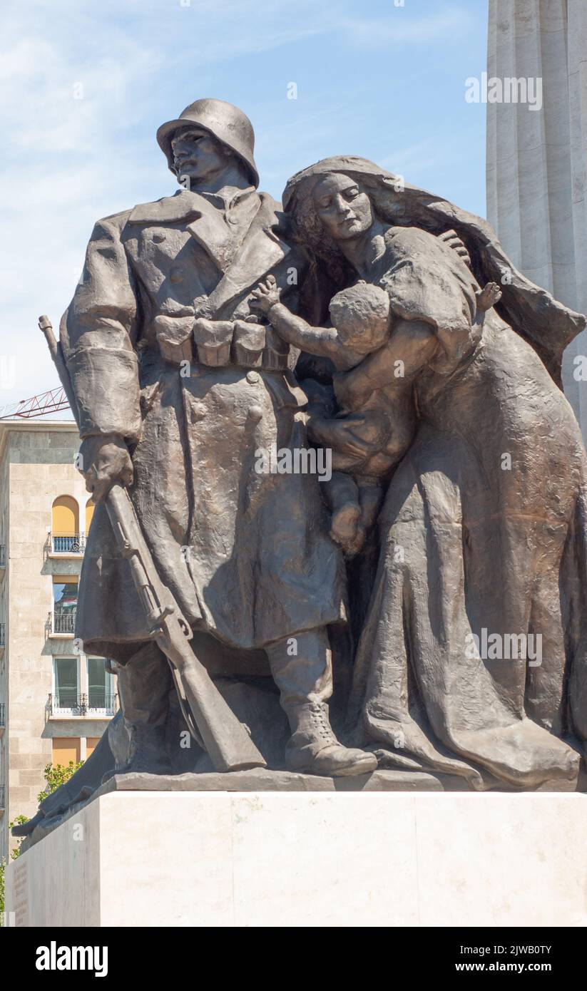 Dies ist die Istvan Tisza Statue in der Nähe des Parlamentshauses in einem Park in Budapest, Ungarn. Der Mann Frau repräsentiert den Ersten Weltkrieg. Soldat schützt Frau mit Baby. Stockfoto