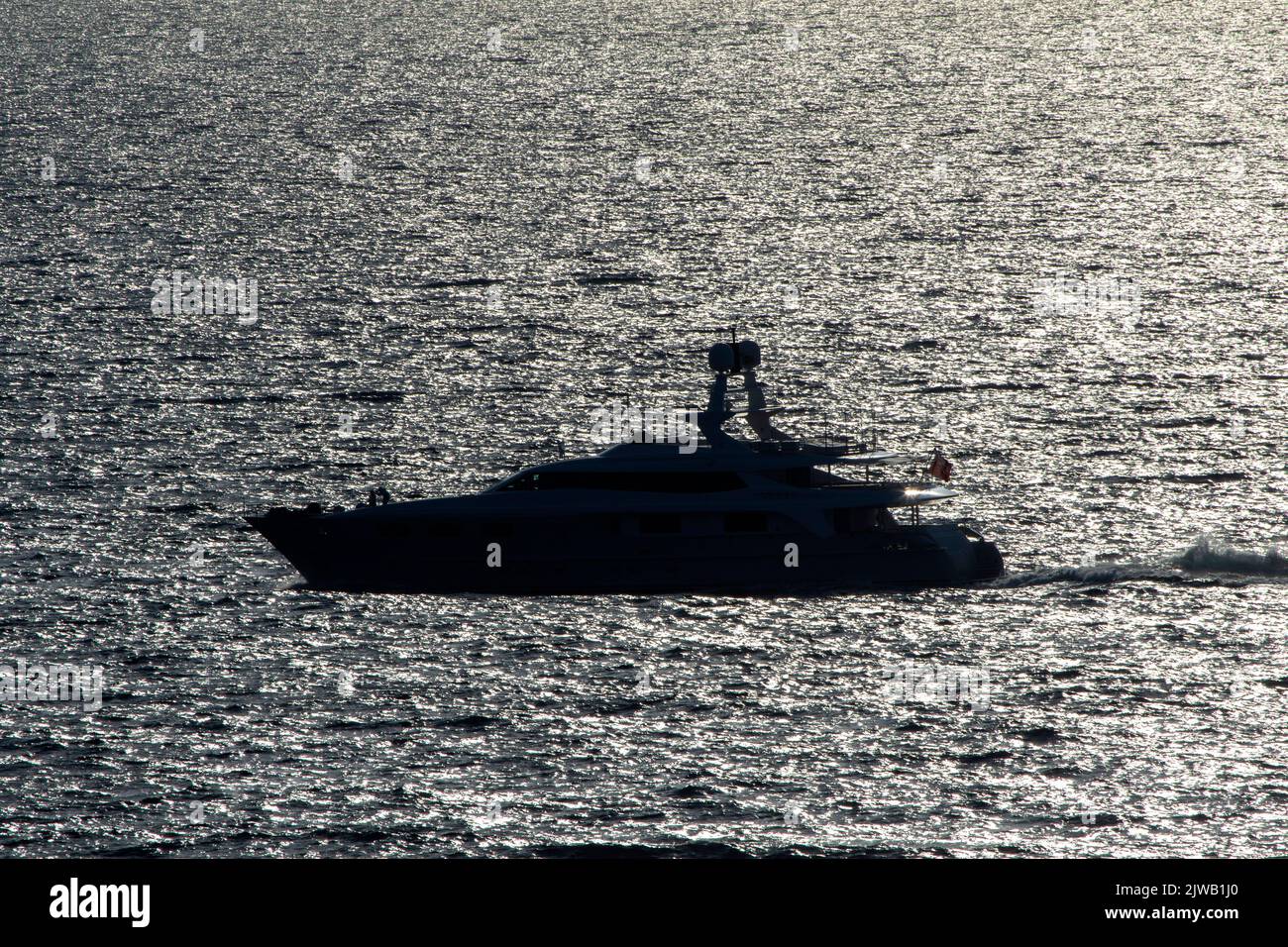 Silhouette einer modernen Yacht im Mittelmeer auf Ibiza Stockfoto