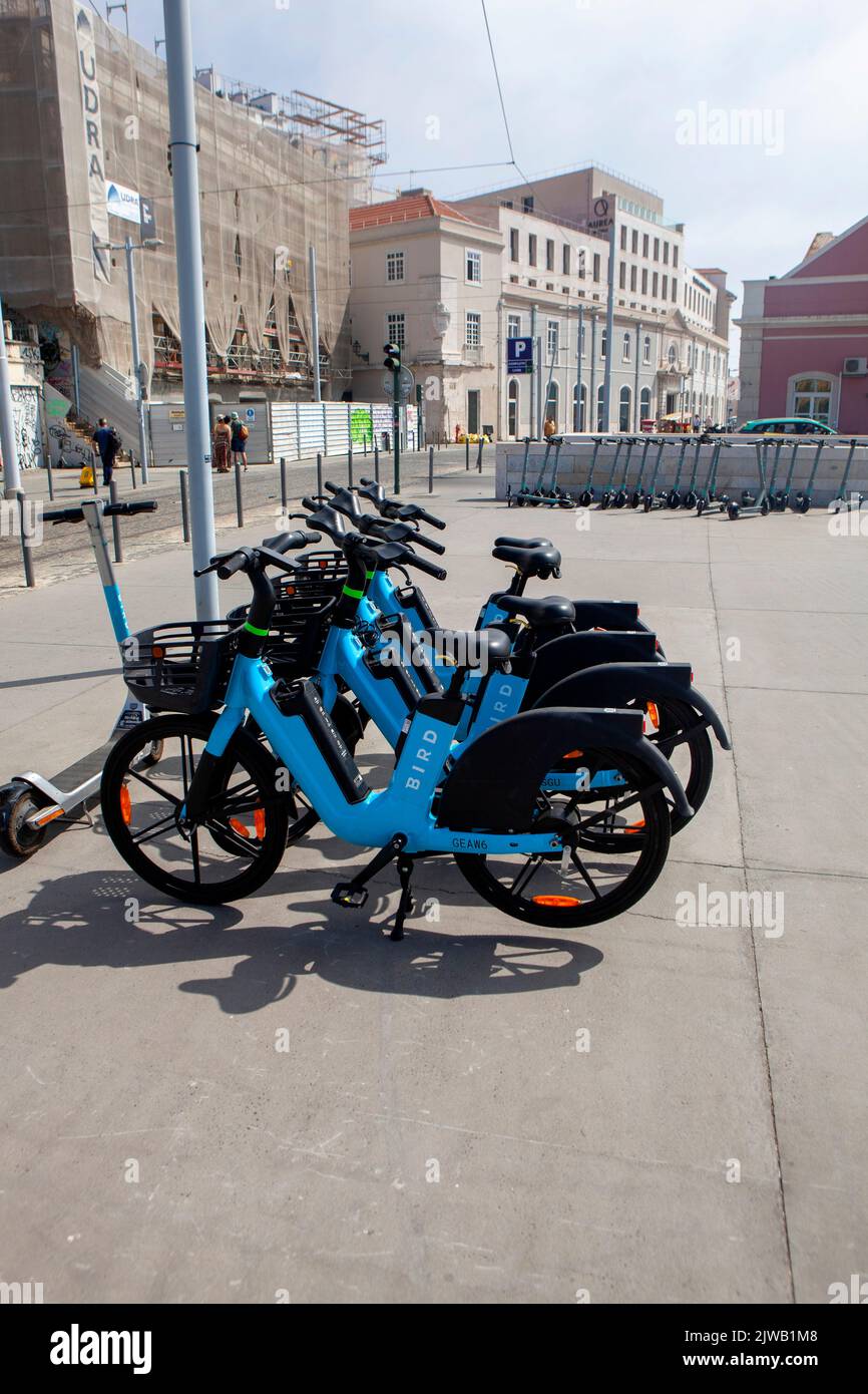 Vogel-Elektrofahrräder bieten umweltfreundlichen Transport in Lissabon, Portugal Stockfoto