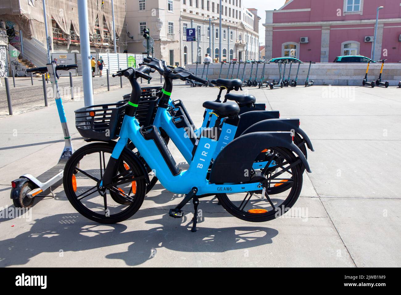 Vogel-Elektrofahrräder bieten umweltfreundlichen Transport in Lissabon, Portugal Stockfoto