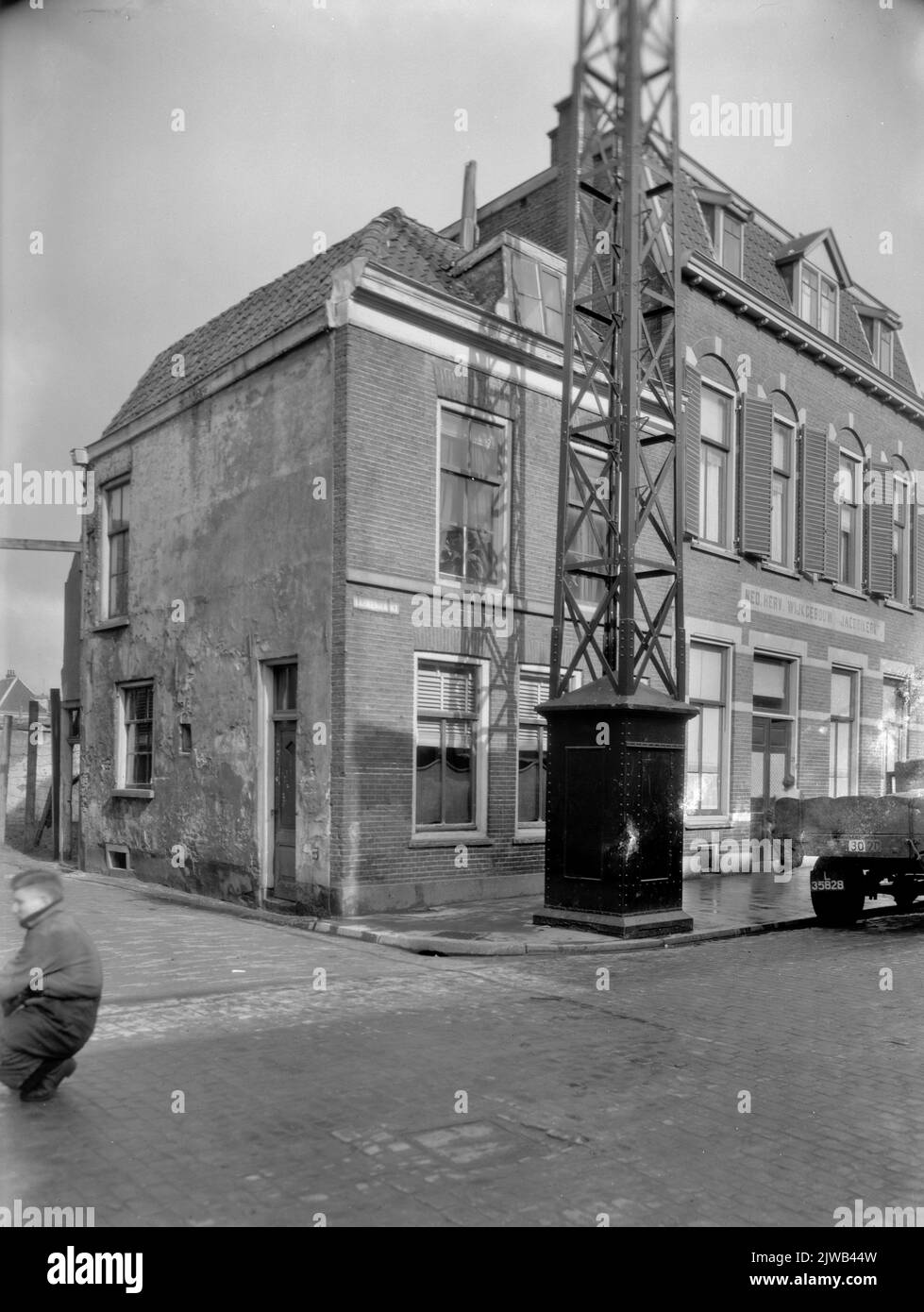 Ansicht der Vorder- und Seitenwände des holländisch-reformierten Nachbarschaftsgebäudes 'Jacobikerk' (Varkenmarkt 21-23) in Utrecht; links die Florastraat. Stockfoto