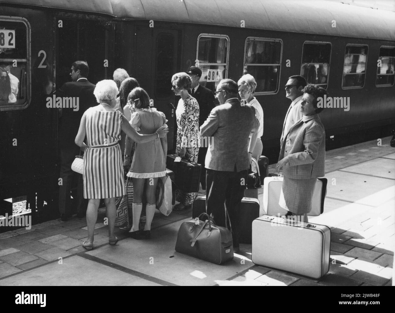 Bild der Passagiere im Hotel Plan Expres auf dem vierten Bahnsteig der N.S. Station Utrecht et al. In Utrecht. Stockfoto