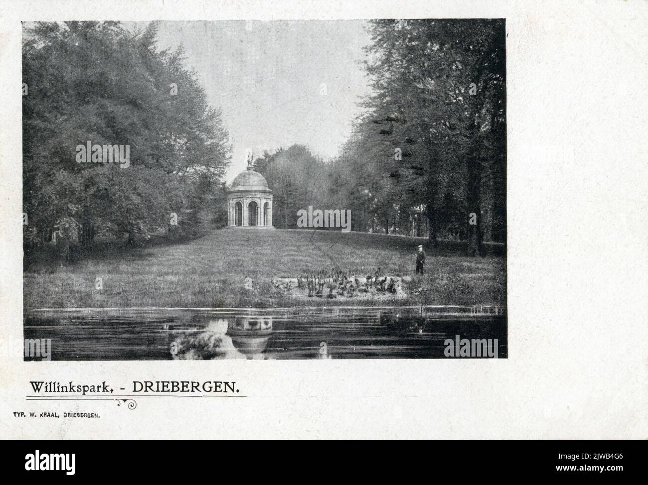 Blick über den Teich im Park Willinkshof in Rijsenburg, mit der Kuppel im Hintergrund. N.B. später wurde der Name Willinkshof in Beerschoten-Willinkshof geändert. Die Gemeinden Driebergen und Rijsenburg wurden am 1. Mai 1931 in die Gemeinde Driebergen-Rijsenburg zusammengeführt. Stockfoto