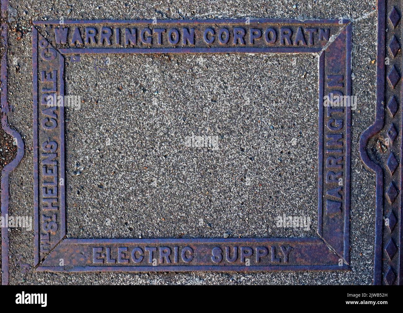 Netzabdeckung für die Stromversorgung unter der Straße, Warrington Corporation, St. Helens Cable Stockfoto