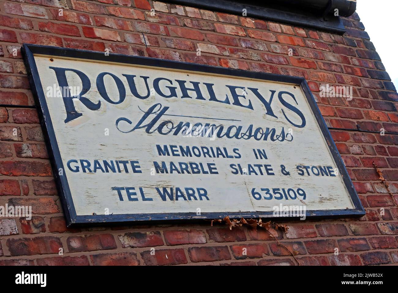 Roughleys Stonemasons, Gedenkstätten in Granit, Marmor, Schiefer und Stein Schild Warrington tel 635109 Stockfoto
