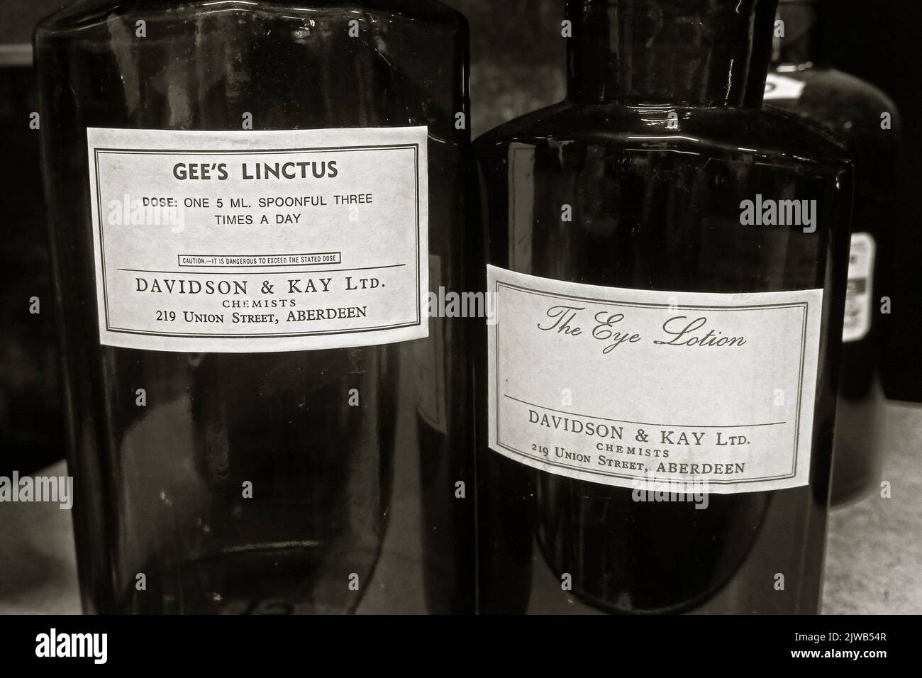 Gee's Linctus & The Eye Lotion – zubereitet von Davidson & Kay, Chemists of 219 Union Street, Aberdeen, Aberdeenshire, Schottland, Großbritannien, AB10 1TL Stockfoto