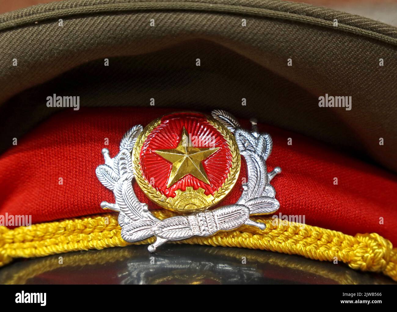 Der goldene Stern der CCCP der Sowjetunion auf einer Militärmütze, die russische Militärmütze, die Invasion der Ukraine - die Wladimir Putin-Sonderoperation Stockfoto