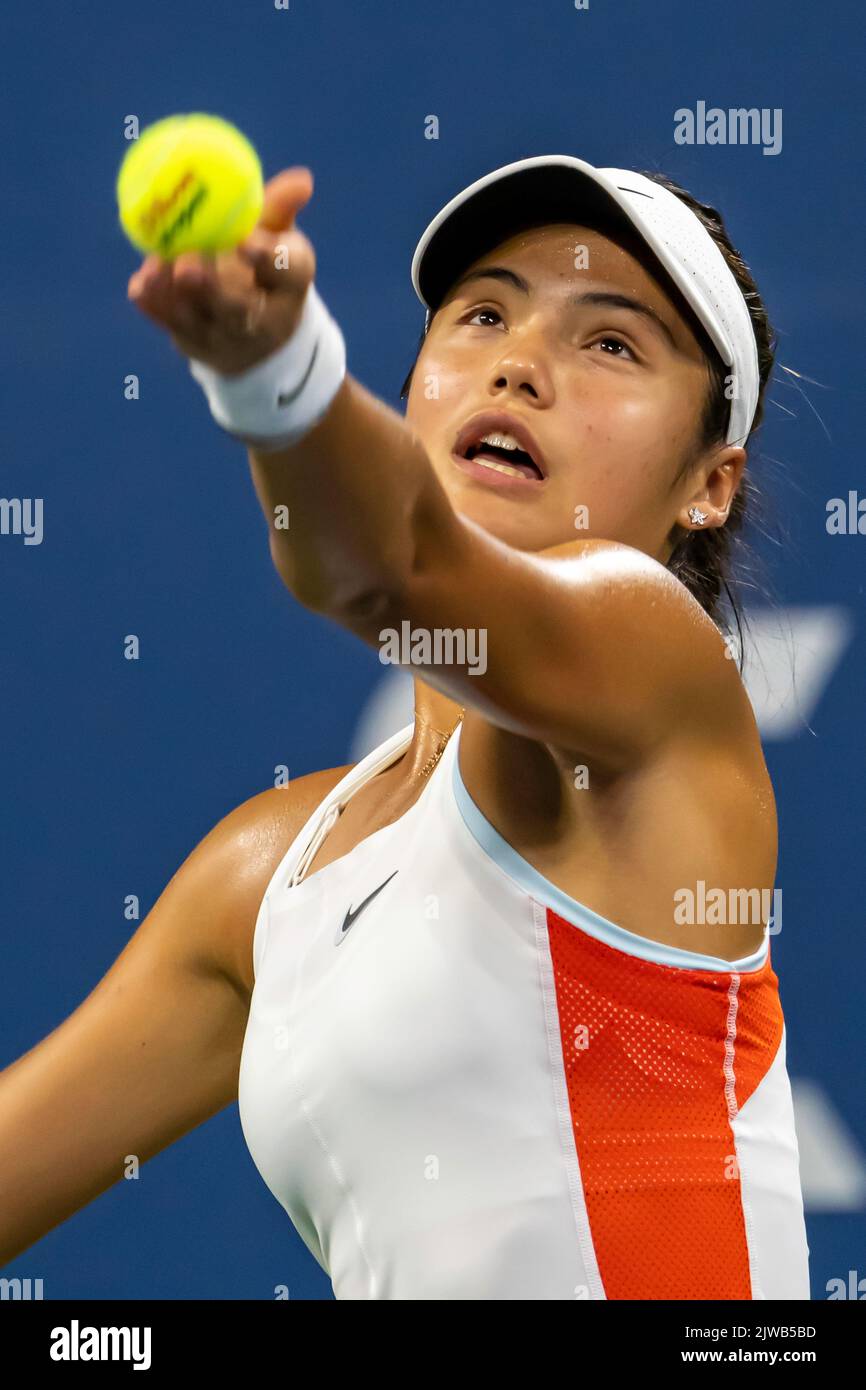 Emma Raducanu (GBR) während ihrer ersten Niederlage bei den US Open Tennis 2022. Stockfoto Emma Raducanu (GBR) während ihrer ersten Niederlage bei den US Open Tennis 2022. Stockfoto