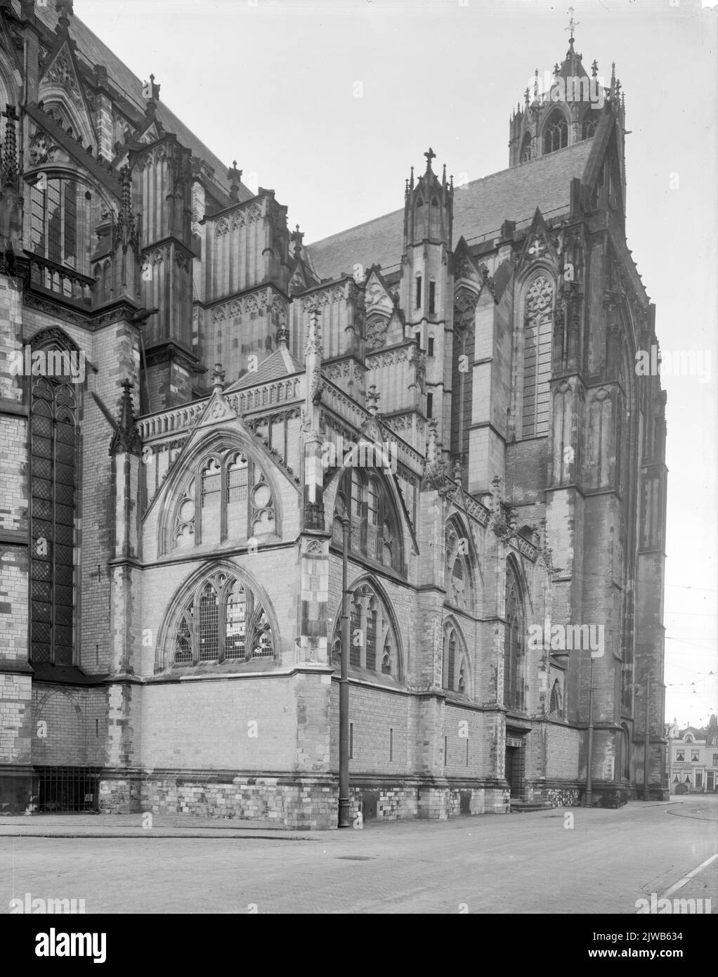 Blick auf die Sakristei und das Querschiff der Domkerk (Domplein) in Utrecht; von Nordosten nach der Restaurierung der Sakristei. Stockfoto