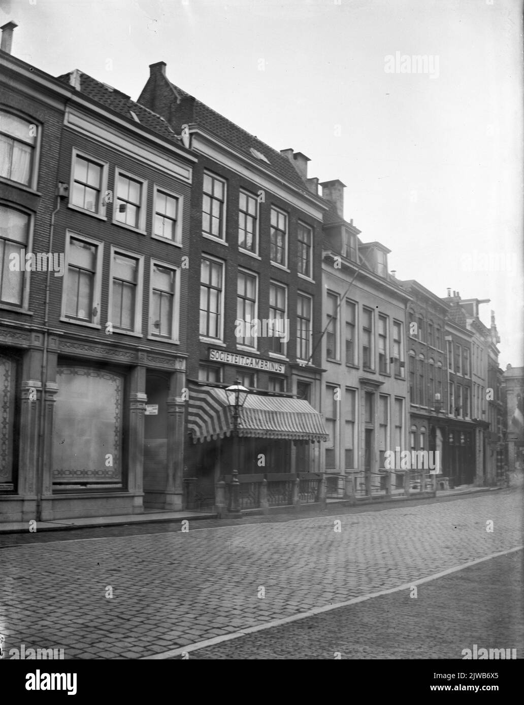Gesicht im Vondellaan in Utrecht, aus dem pharmakologischen Labor (Vondellaan 6), kurz vor Beginn der Arbeiten aufgrund des Aufbaus der Eisenbahnen und des Baus der zweiten Brücke über den Kruisvaart (Kruisvaartbrug). Im Hintergrund das Viertel Vaartse. Stockfoto