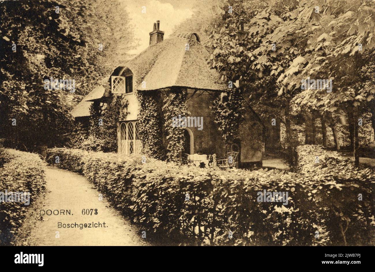 Blick auf die vordere und rechte Seite des Capannella-Hauses entlang der Oude Kerkpad in Doorn. Stockfoto