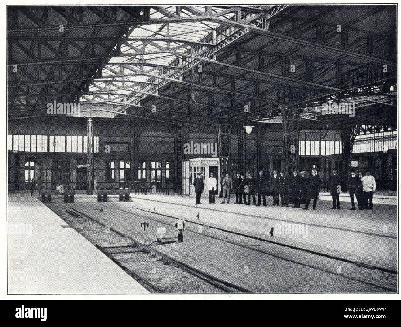 Blick auf die Bahnsteige des Z.H.E.S.M. Bahnhofs Scheveningen Kurhaus in Scheveningen. Stockfoto