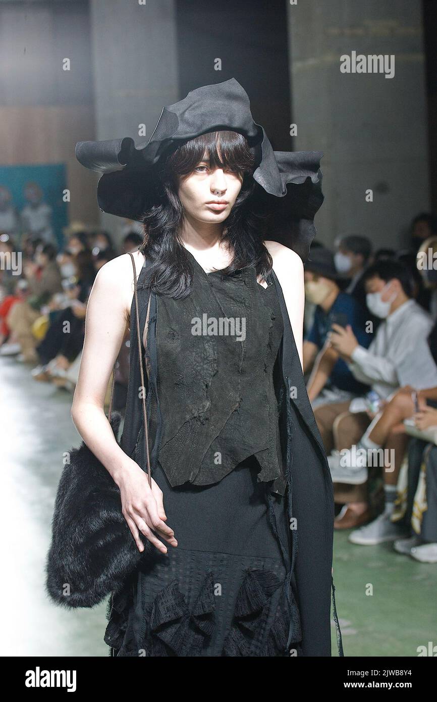 Tokio, Japan. 3. September 2022. Runway-Modell, 3. September 2022 - Mode : Rakuten Fashion Week Tokyo 2023 S/S präsentierte die 'Afromatic' Runway, eine zeitgenössische afrikanische Kunst- und Modeschau auf DER WHAT Facility, Tennozu Isle in Tokio, Japan. Quelle: Michael Steinebach/AFLO/Alamy Live News Stockfoto