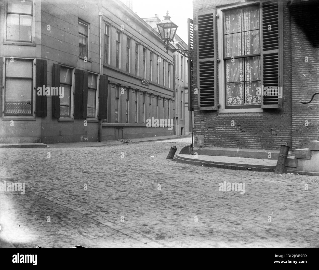 Blick auf die rechte Seitenwand der Veterinary Student Society Abssyrtus (hinter St.-Pieter 6) in Utrecht, von Süden mit einem Teil des De Krakeling-Hauses (hinter St.-Pieter 8). Stockfoto