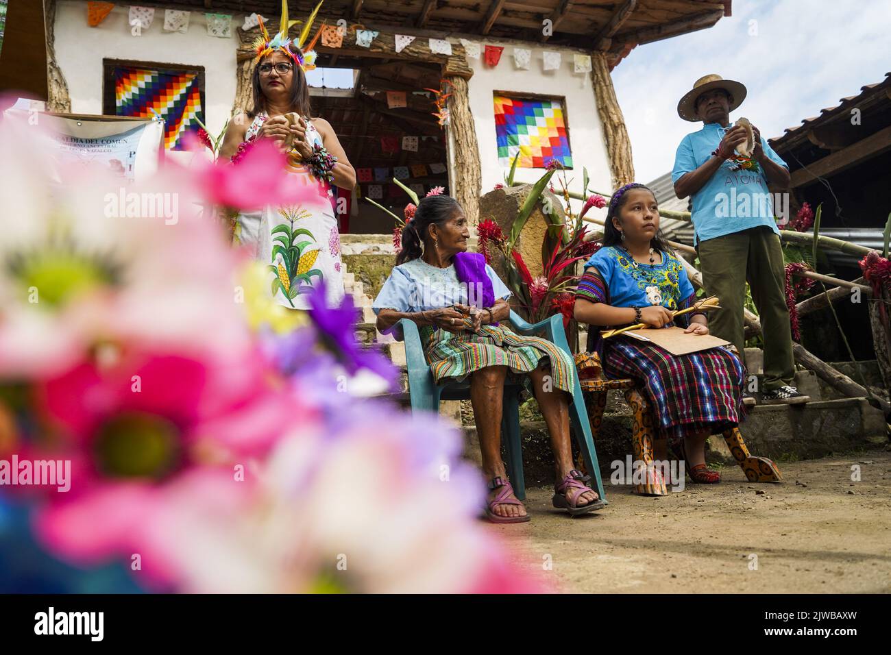 Sonsonate, El Salvador. 04. September 2022. Tatiana Melisa Pila (R2), 12, gekrönt zur „Shilone-Prinzessin“ (Name für die junge Maisprinzessin der indigenen Gemeinschaft Nahua Pipil), überblickt ein Ritual während der Feier des Internationalen Tages der indigenen Frauen in der indigenen Stadt. Jeden 5.. September wird der Internationale Tag der indigenen Frauen gefeiert, um die Stärkung und Gleichstellung der Geschlechter für indigene Frauen zu fördern. Kredit: SOPA Images Limited/Alamy Live Nachrichten Stockfoto