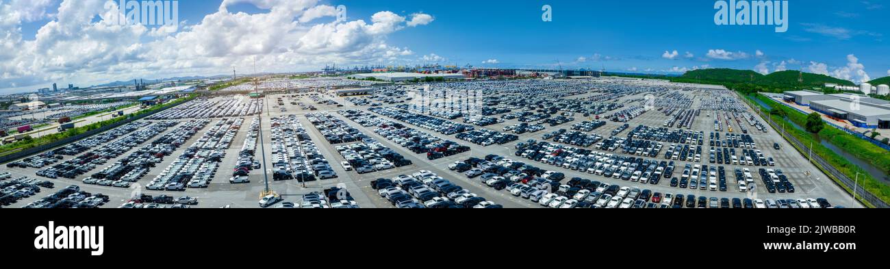Viele neue Autos Parken vor dem Versand an Händler Kunde, Autos Versand an RO-RO Schiff für Import Export Spedition, Logistik Transport Stockfoto