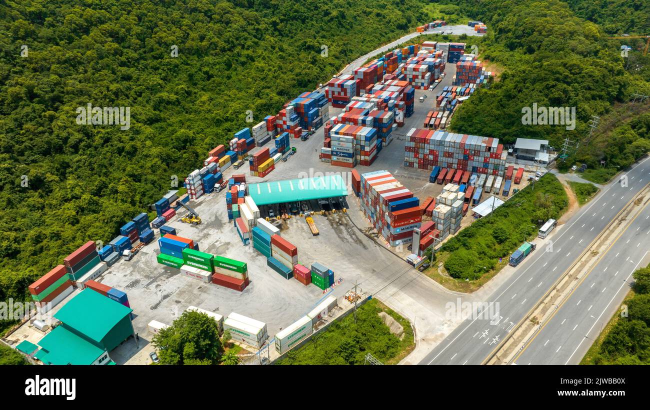 Werft Cargo Container Seehafen rund um Berg Spedition Logistik und Transport. Internationaler Versand Depot Custom Port fo Stockfoto