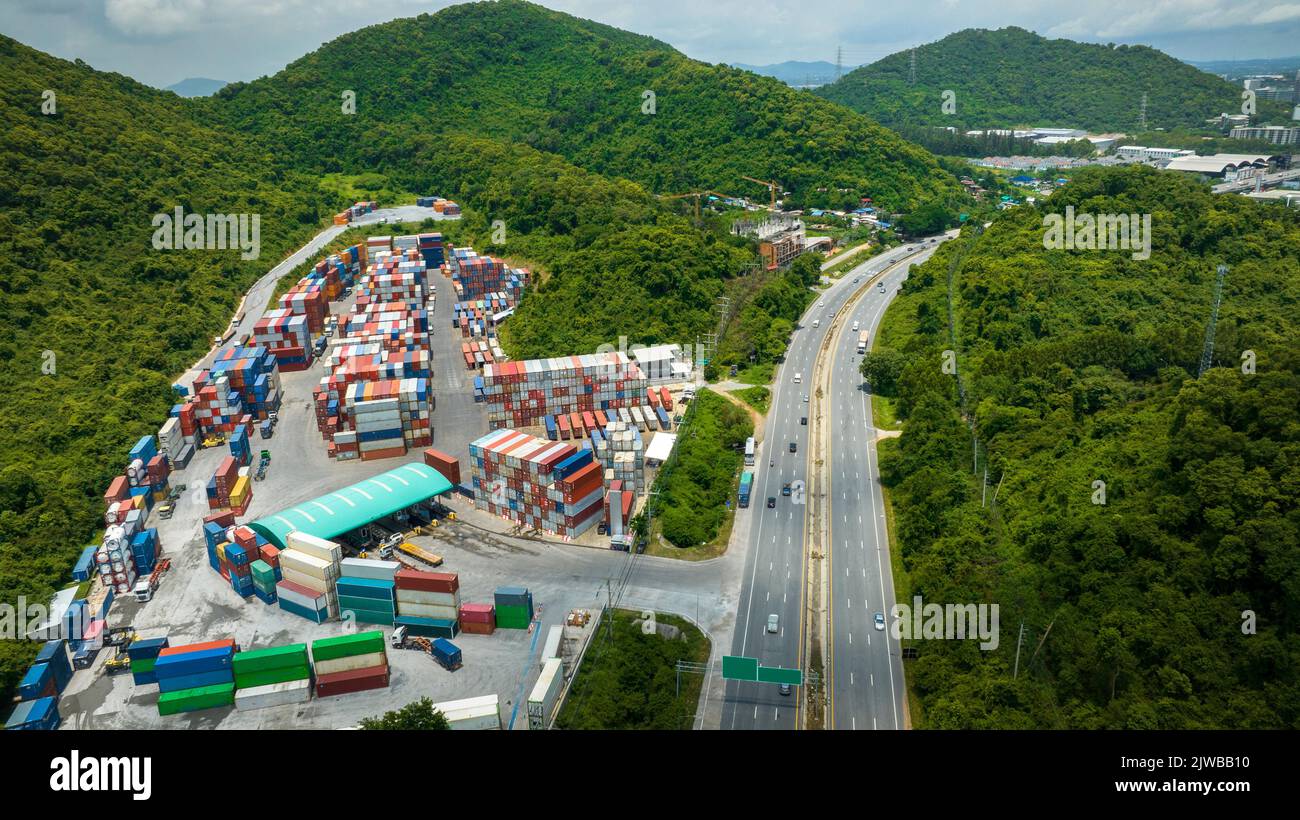 Werft Cargo Container Seehafen rund um Berg Spedition Logistik und Transport. Internationaler Versand Depot Custom Port fo Stockfoto