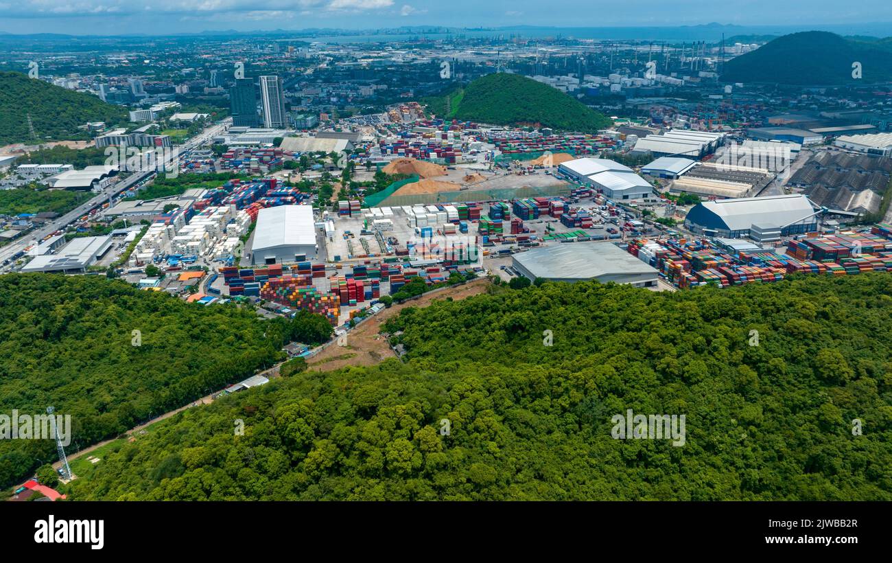 Werft Cargo Container Seehafen rund um Berg Spedition Logistik und Transport. Internationaler Versand Depot Custom Port fo Stockfoto