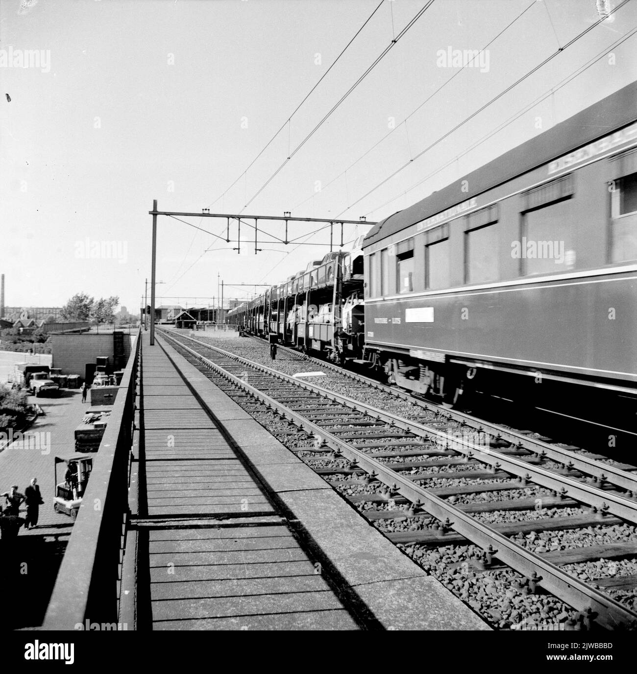 Bild des Autoslaaptrein auf der N.S. Station Amsterdam Amstel in Amsterdam. Stockfoto