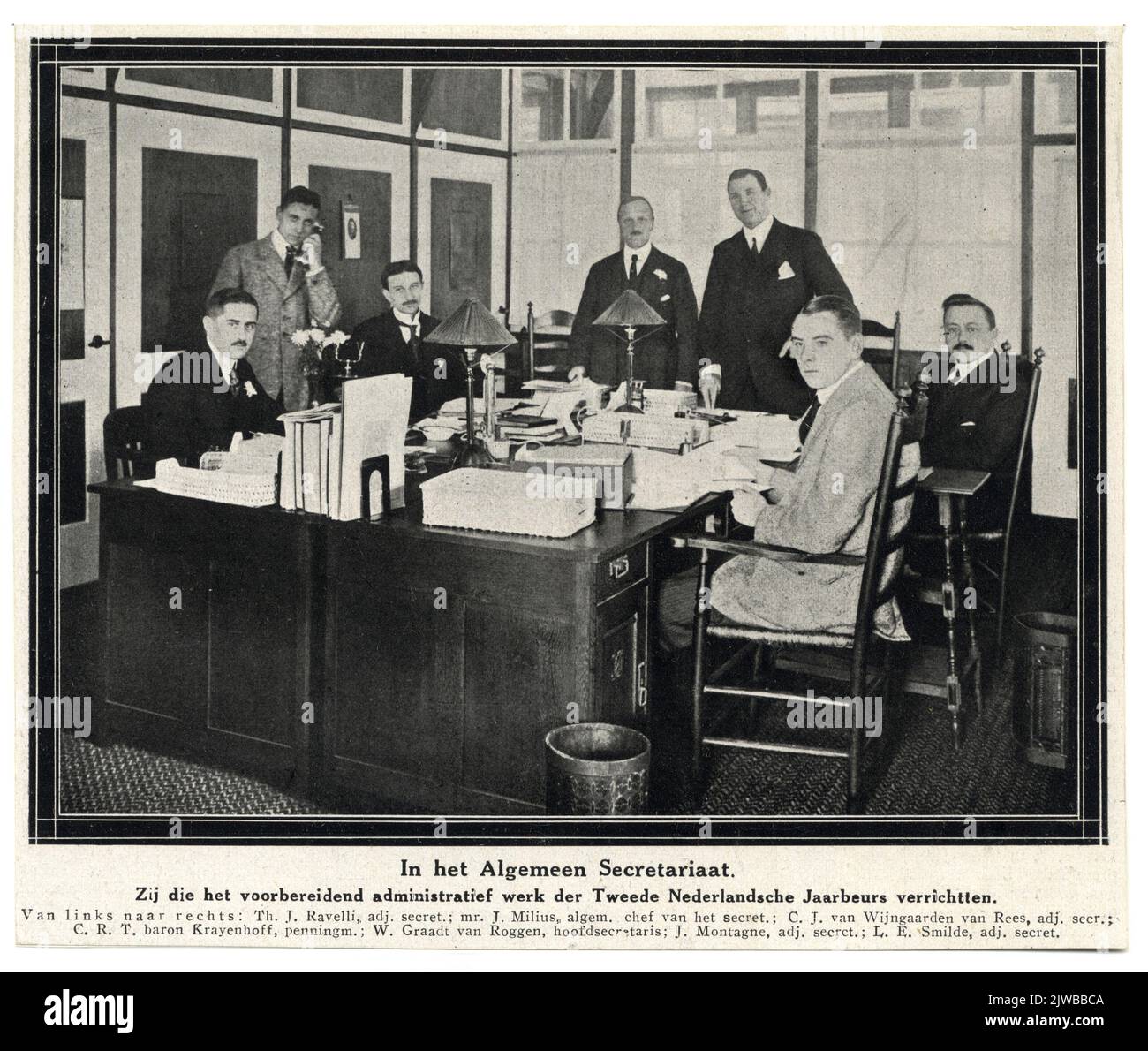 Gruppenportrait der Mitarbeiter des Sekretariats der Jaarbeurs während der zweiten jährlichen Messe in Utrecht: V.l.n.r. TH.J. Ravelli (adj.secr.), J. Milius (Alg. Küchenchef), C.J. van Wijngaarden van Rees (adj.secr.), C.R.T. Baron Krayenhoff (Penningm.), W. Graadt van Roggen (Hauptsekr.), J. Montagne (adj.secr.) Und L. E. Smilde (adj.secr.). Stockfoto