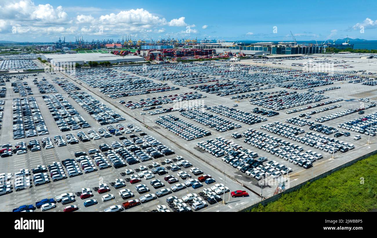 Viele neue Autos Parken vor dem Versand an Händler Kunde, Autos Versand an RO-RO Schiff für Import Export Spedition, Logistik Transport Stockfoto