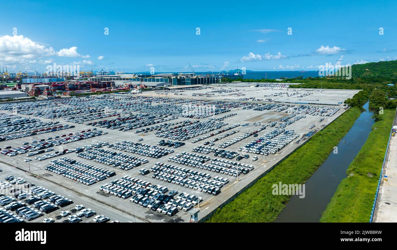 Viele neue Autos Parken vor dem Versand an Händler Kunde, Autos Versand an RO-RO Schiff für Import Export Spedition, Logistik Transport Stockfoto
