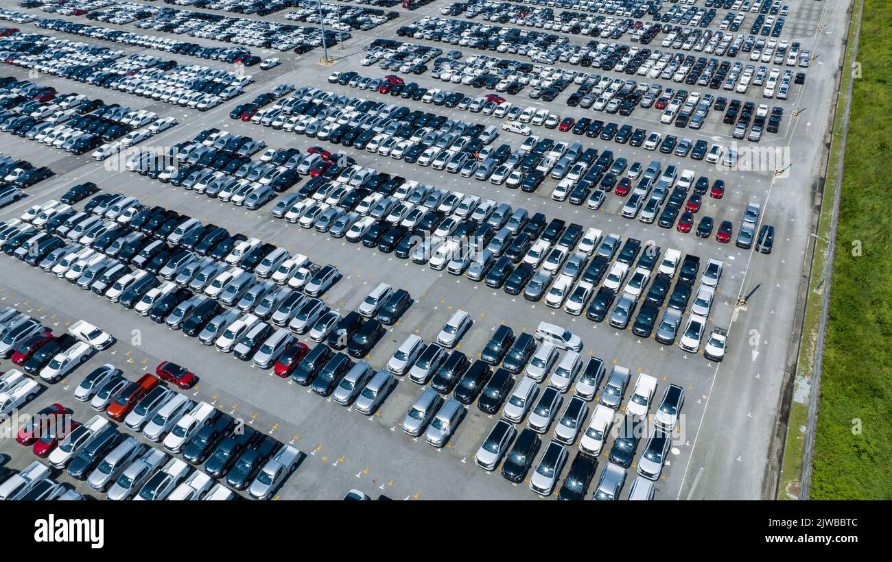 Viele neue Autos Parken vor dem Versand an Händler Kunde, Autos Versand an RO-RO Schiff für Import Export Spedition, Logistik Transport Stockfoto