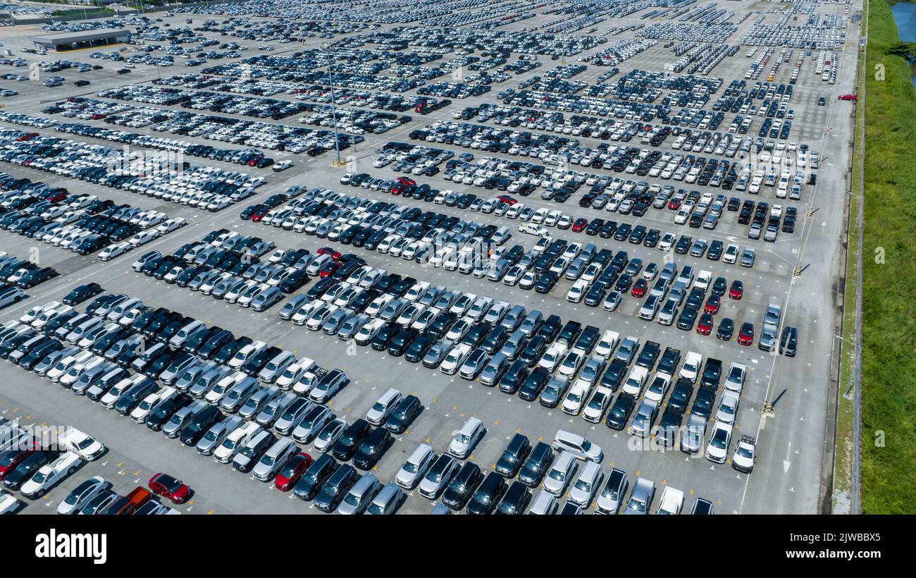 Viele neue Autos Parken vor dem Versand an Händler Kunde, Autos Versand an RO-RO Schiff für Import Export Spedition, Logistik Transport Stockfoto