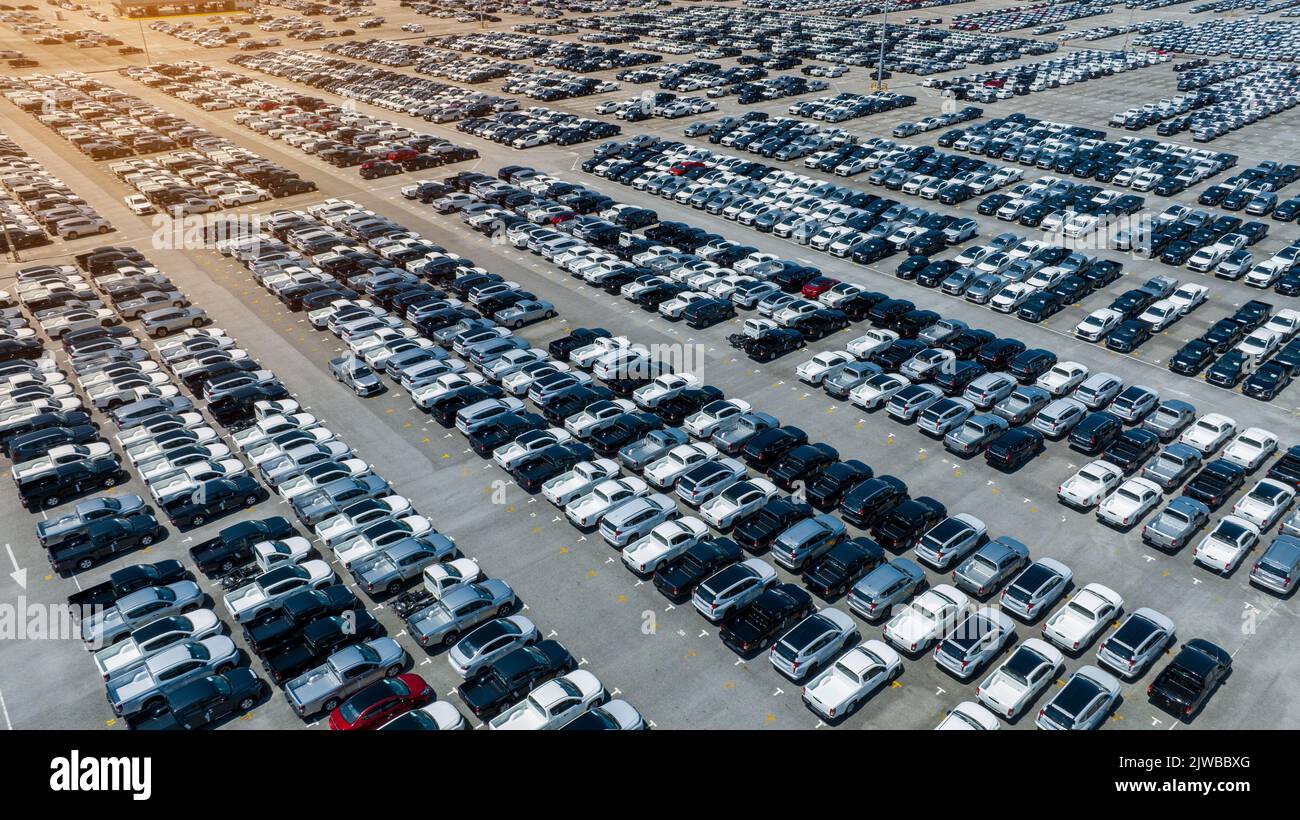 Viele neue Autos Parken vor dem Versand an Händler Kunde, Autos Versand an RO-RO Schiff für Import Export Spedition, Logistik Transport Stockfoto