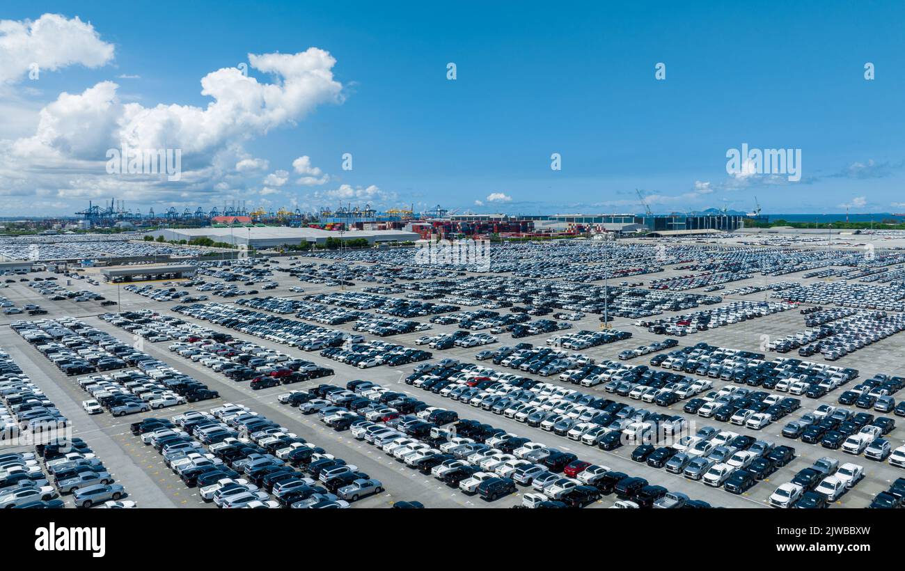Viele neue Autos Parken vor dem Versand an Händler Kunde, Autos Versand an RO-RO Schiff für Import Export Spedition, Logistik Transport Stockfoto