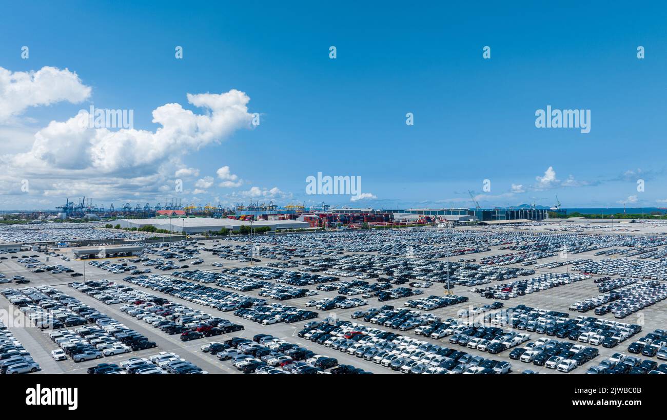 Viele neue Autos Parken vor dem Versand an Händler Kunde, Autos Versand an RO-RO Schiff für Import Export Spedition, Logistik Transport Stockfoto