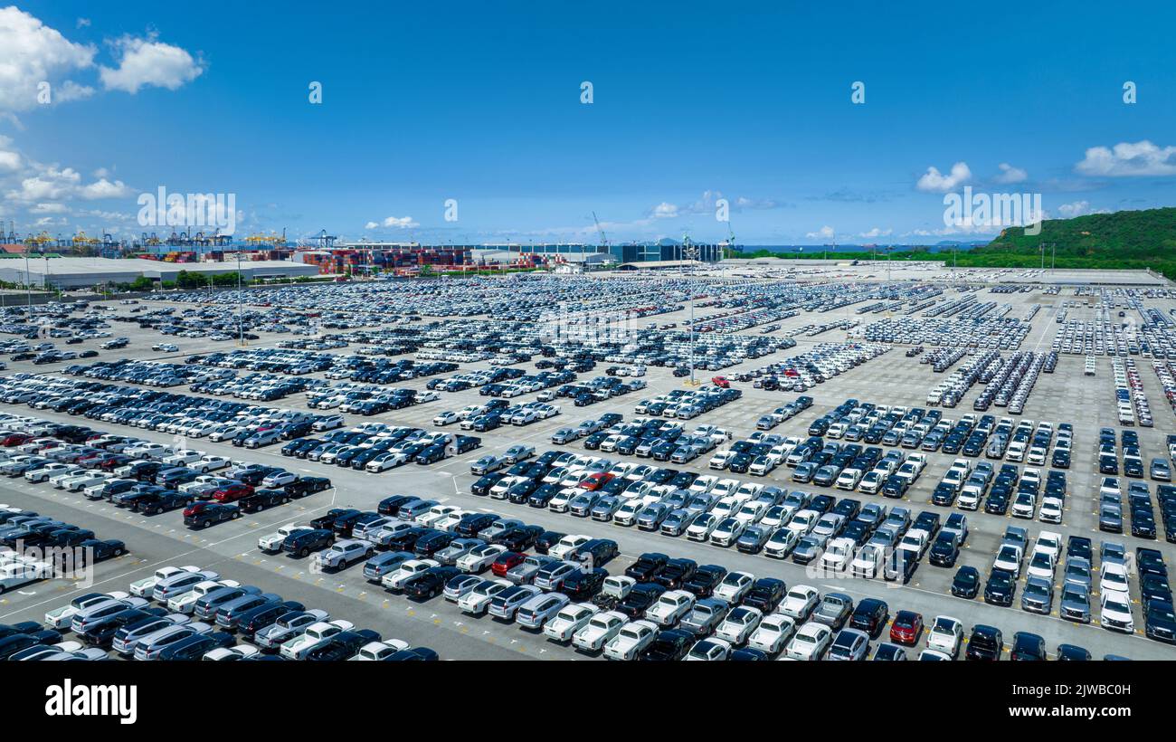 Viele neue Autos Parken vor dem Versand an Händler Kunde, Autos Versand an RO-RO Schiff für Import Export Spedition, Logistik Transport Stockfoto