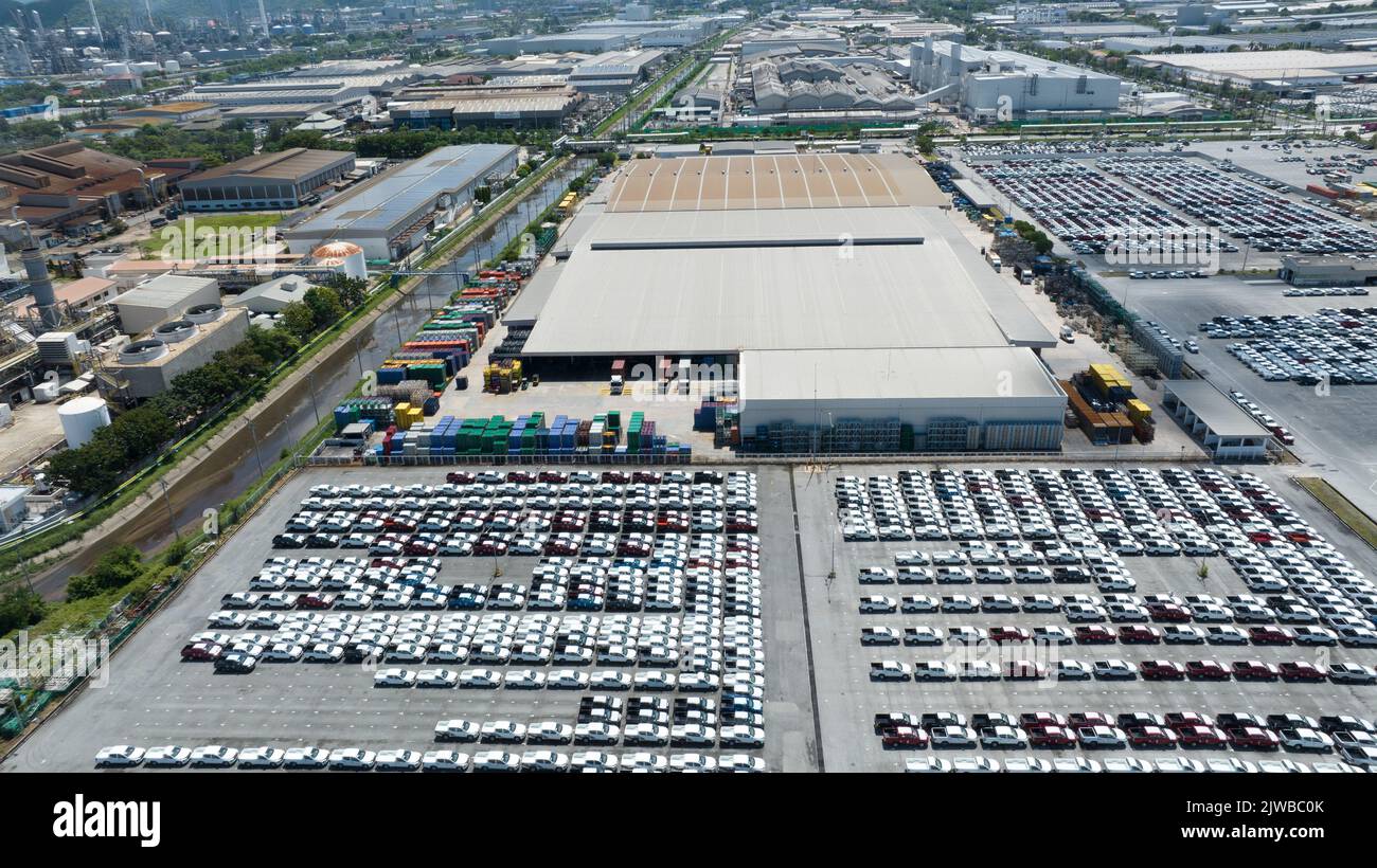 Viele neue Autos Parken vor dem Versand an Händler Kunde, Autos Versand an RO-RO Schiff für Import Export Spedition, Logistik Transport Stockfoto