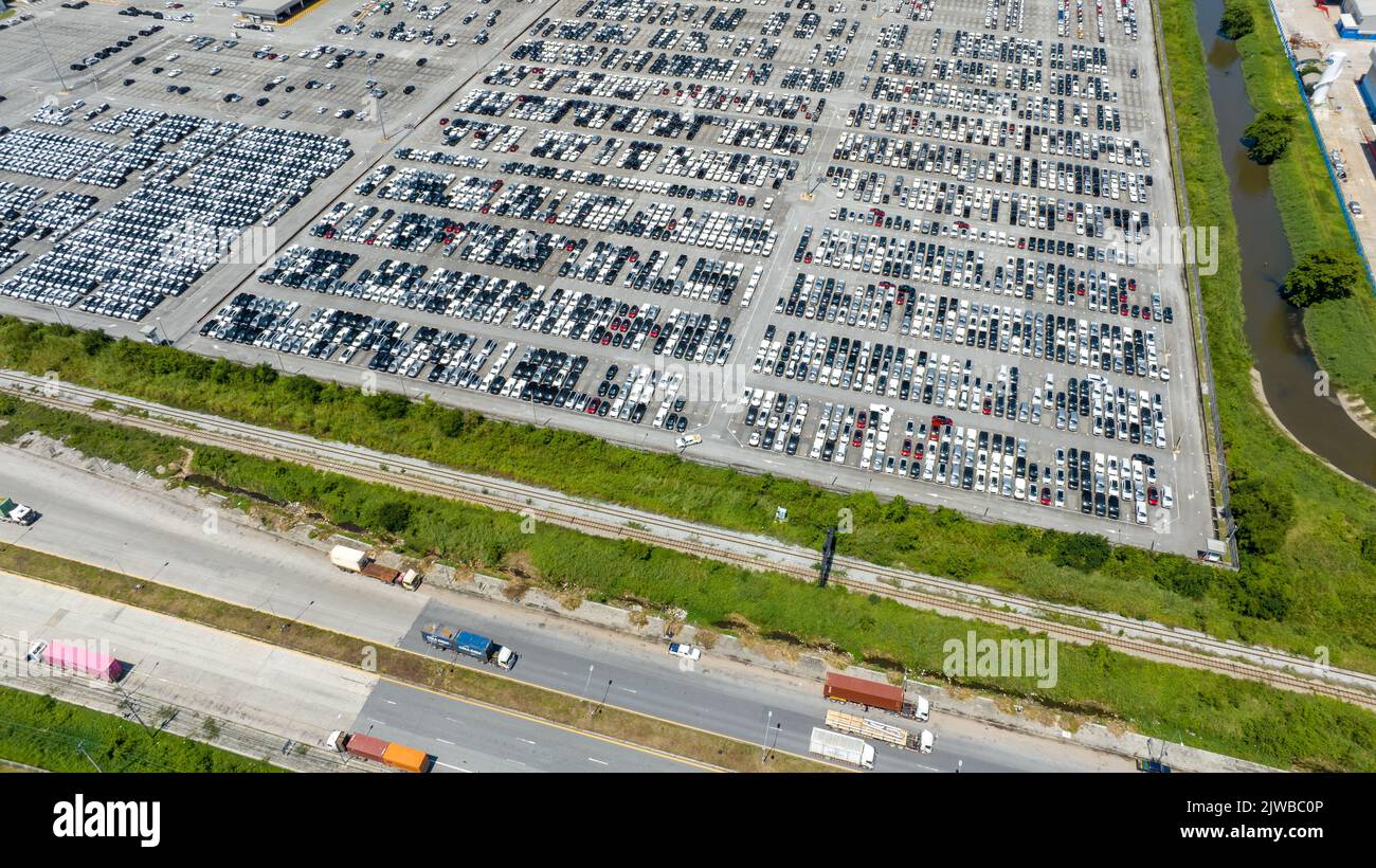 Viele neue Autos Parken vor dem Versand an Händler Kunde, Autos Versand an RO-RO Schiff für Import Export Spedition, Logistik Transport Stockfoto