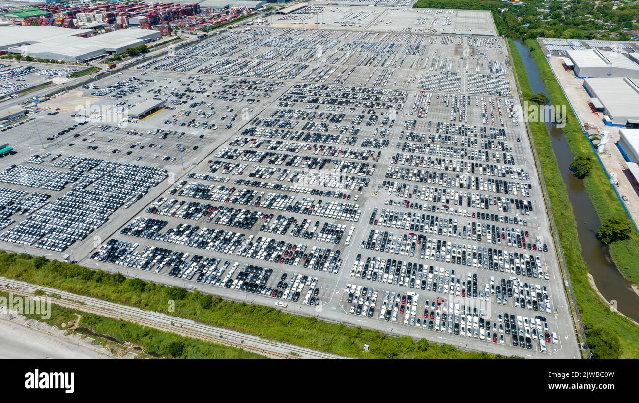 Viele neue Autos Parken vor dem Versand an Händler Kunde, Autos Versand an RO-RO Schiff für Import Export Spedition, Logistik Transport Stockfoto