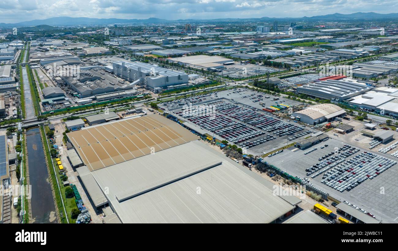 Viele neue Autos Parken vor dem Versand an Händler Kunde, Autos Versand an RO-RO Schiff für Import Export Spedition, Logistik Transport Stockfoto