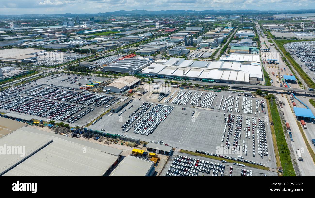 Viele neue Autos Parken vor dem Versand an Händler Kunde, Autos Versand an RO-RO Schiff für Import Export Spedition, Logistik Transport Stockfoto