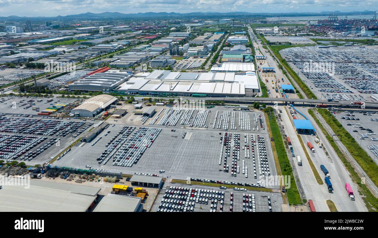 Viele neue Autos Parken vor dem Versand an Händler Kunde, Autos Versand an RO-RO Schiff für Import Export Spedition, Logistik Transport Stockfoto