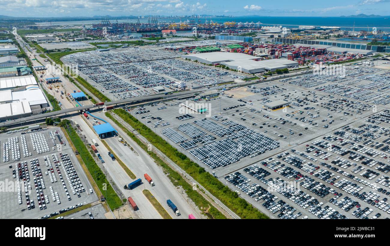 Viele neue Autos Parken vor dem Versand an Händler Kunde, Autos Versand an RO-RO Schiff für Import Export Spedition, Logistik Transport Stockfoto