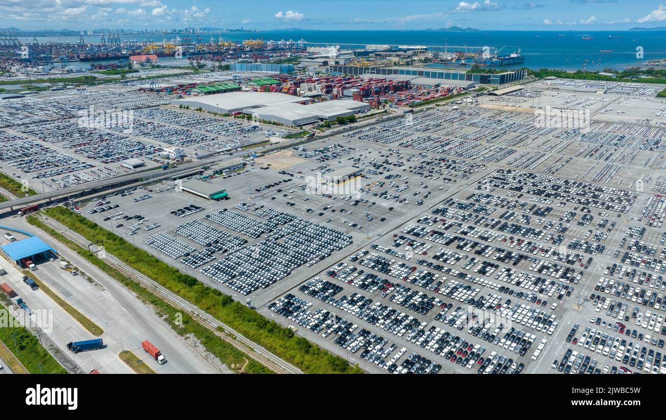 Viele neue Autos Parken vor dem Versand an Händler Kunde, Autos Versand an RO-RO Schiff für Import Export Spedition, Logistik Transport Stockfoto